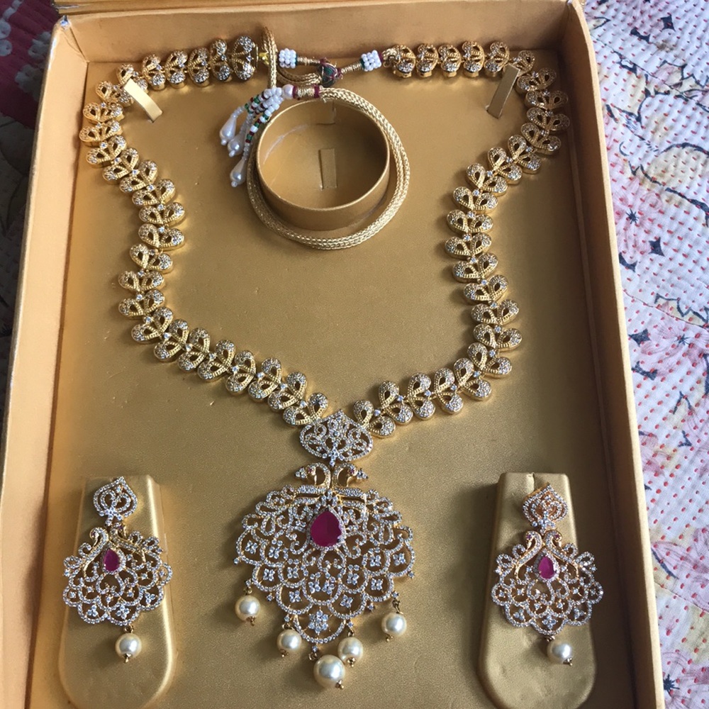 India Fashion Necklace & Earings Bezintene Style with drop pearls